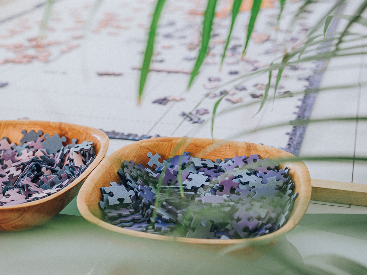 Blue and purple puzzle pieces in bowls.